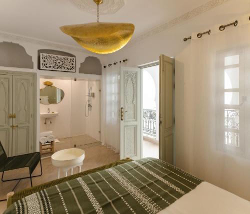 - une chambre avec un lit et un plafond jaune dans l'établissement M-17 Riad & Spa, à Marrakech