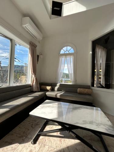 HAKONE DOMA في هاكوني: غرفة معيشة مع أريكة وطاولة زجاجية