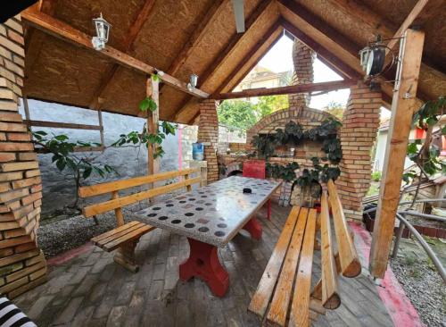 un tavolo da picnic e una panca in un padiglione di Apartman Centar a Srbobran