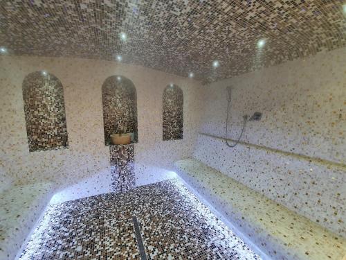 un baño con bañera y ducha en Apartment Magic snow, en Kopaonik