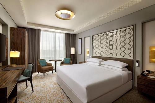 En eller flere senge i et værelse på Sheraton Astana Hotel