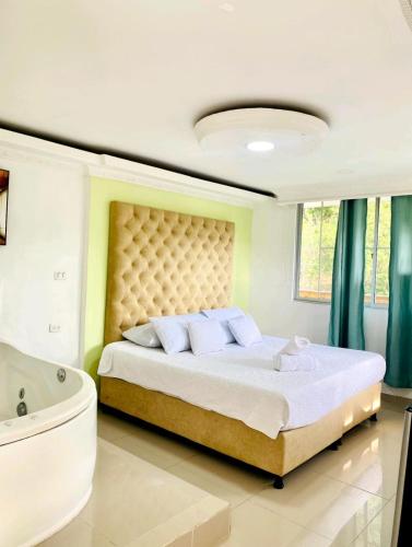 Ένα ή περισσότερα κρεβάτια σε δωμάτιο στο Hotel West California