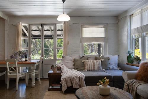 Ruang duduk di Edessa Lodge - 2 bedroom tranquil bush retreat