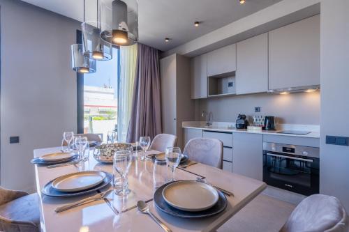 a kitchen and dining room with a table and chairs at TWENTY SIX ANFA LUXURY RESIDENCE by Shortstaymaroc -Hyper Centre -Parking in Casablanca