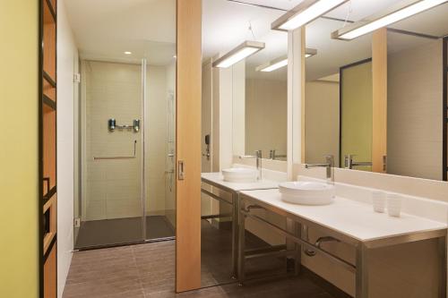 een badkamer met 3 wastafels en een douche bij Aloft Nanhai, Foshan in Nanhai