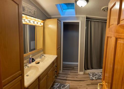 uma casa de banho com um lavatório e um espelho em Two little bears em Sevierville