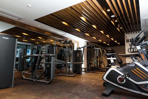 Chic Retreat - 1-Bedroom Haven في آكرا: صالة ألعاب رياضية مع العديد من أجهزةالجري وأجهزة القلب