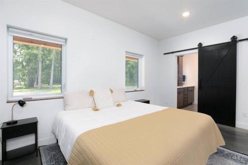 Säng eller sängar i ett rum på 38-Acres of Luxury: 9BR, Indoor Pool, Gym, Near ND