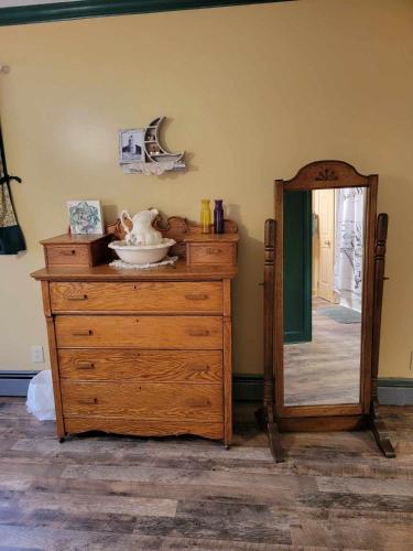 a mirror on top of a dresser next to a dresser at Moonlight Manor Bed & Breakfast in Floyd