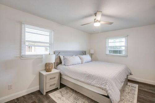 1 dormitorio blanco con 1 cama y ventilador de techo en Beautifully Renovated Home Corner of ND and Angela, en South Bend