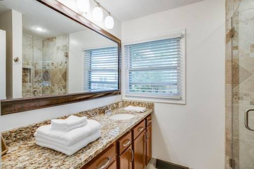 baño con lavabo y espejo grande en Beautifully Renovated Home Corner of ND and Angela, en South Bend
