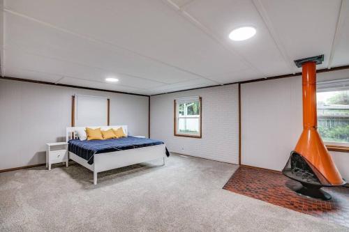 ein Schlafzimmer mit einem Bett in einem Zimmer in der Unterkunft Modern Cozy Home 4 min Drive from Notre Dame in South Bend