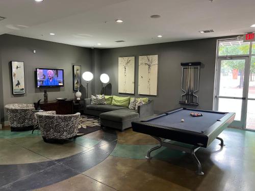 Biliardo stalas apgyvendinimo įstaigoje Luxury Apartment in Dallas
