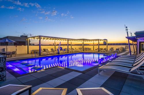 una piscina con luces moradas en un edificio en Luxury Apartment in Dallas, en Addison