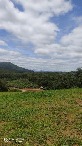 um campo de relva com vista para uma montanha em Vila Paraíso em Blumenau
