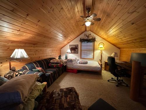 un soggiorno con divano e scrivania in una cabina di lakefront property 