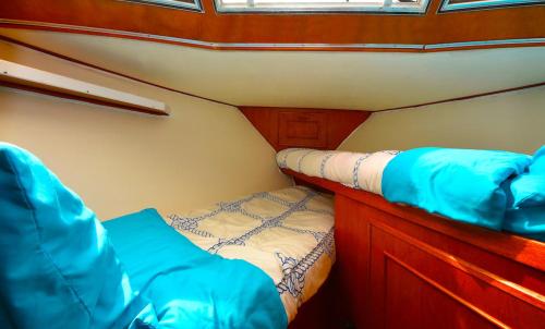 ein kleines Schlafzimmer auf einem Boot mit einem Bett in der Unterkunft Maine Bed & Boat, Nebi in Damariscotta
