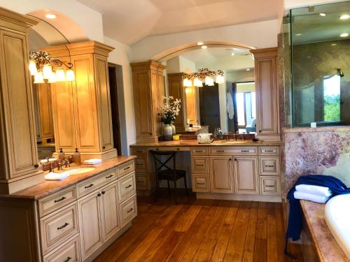 ein Badezimmer mit zwei Waschbecken und einem großen Spiegel in der Unterkunft Celebrity Dream Estate in Rancho Santa Fe
