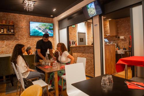 un groupe de personnes assises à une table dans un restaurant dans l'établissement City Inn Paris, à Paris