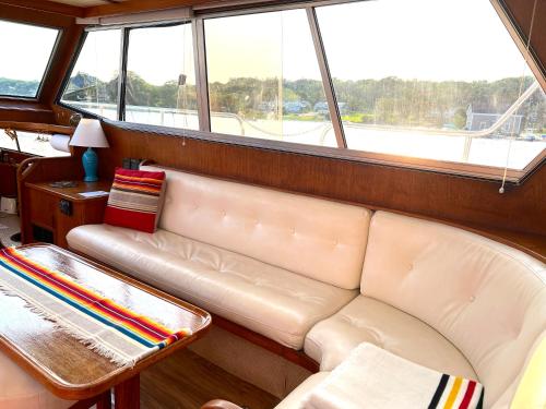 Un lugar para sentarse en Maine Bed & Boat, Nebi