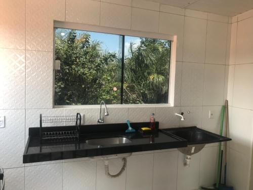 uma cozinha com um lavatório e uma janela em Porto Dos Lençóis-Apt 12 em Barreirinhas