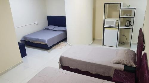 埃斯特城的住宿－España Confort，一间小卧室,配有两张床和微波炉
