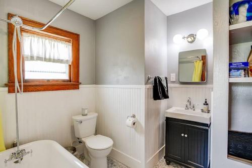 een badkamer met een toilet, een wastafel en een spiegel bij Artist’s Vintage Home 5 mins from ND Campus in South Bend