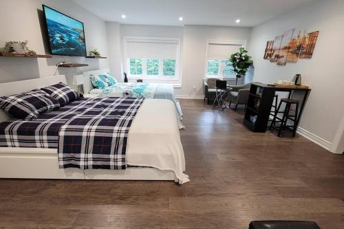 ein Schlafzimmer mit einem Bett und einem Schreibtisch. in der Unterkunft Luxury - Beautiful Place for Group Gatherings in Vaughan