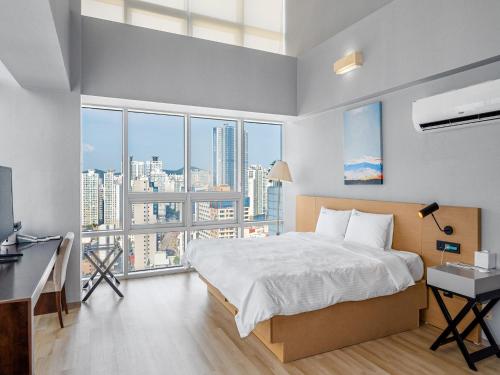 Postel nebo postele na pokoji v ubytování Haeundae Seacloud Hotel Residence