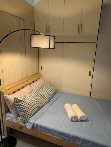 um quarto com uma cama com duas toalhas em Staycation in Manila em Manila