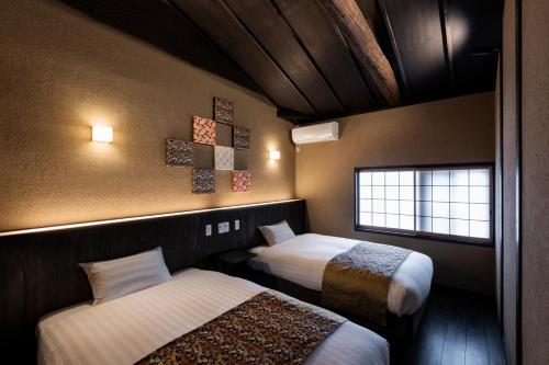 Tempat tidur dalam kamar di Rinn Premium Machiya Yae