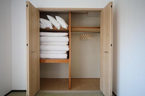 un armario con toallas blancas. en Kyoto - Hotel / Vacation STAY 73631 en Kyoto