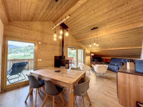 une salle à manger avec une grande table et des chaises en bois dans l'établissement Appartement neuf avec vue Mont Blanc, parking et wifi à Combloux - FR-1-560-113, à Combloux