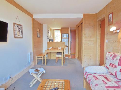 Appartement La Plagne, 3 pièces, 6 personnes - FR-1-353-33にあるフィットネスセンターまたはフィットネス設備