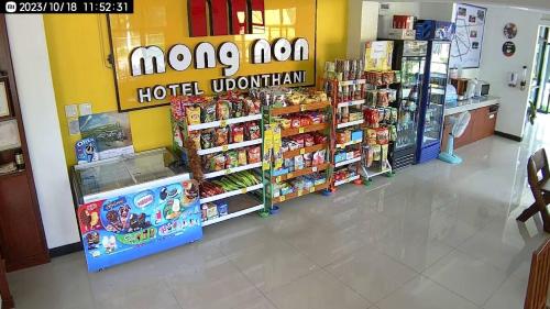 una tienda de comestibles con una gran cantidad de productos expuestos en Mongnon Hotel โรงแรมมองนอน อุดรธานี en Udon Thani