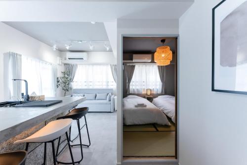 een kamer met een keuken en een slaapkamer met een bed bij Osaka Bay Wheel in Osaka