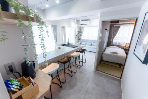 大阪市にあるOsaka Bay Wheelのキッチン、ベッドルームが備わる小さなアパートメントです。