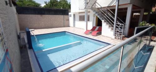 una piscina en una casa con piscina en Ukiyo Cabin en Santa Marta