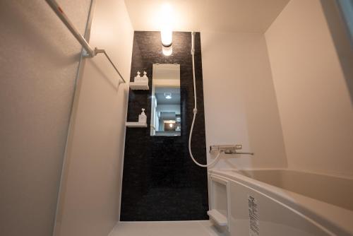 un baño con lavabo y bañera en Osaka Bay Wheel, en Osaka