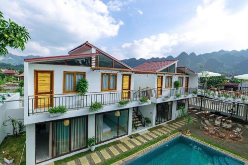 una imagen de una casa con piscina en Sol Inn - Moc Chau, en Mộc Châu