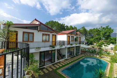 una imagen de una casa con piscina en Sol Inn - Moc Chau, en Mộc Châu