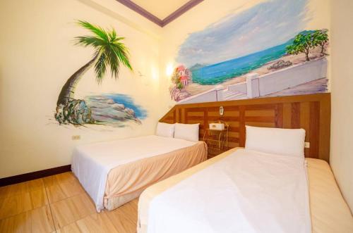 佳民村的住宿－花蓮翔廬渡假民宿，墙上画画的房间里设有两张床