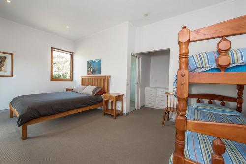 Un pat sau paturi într-o cameră la Beloka Close