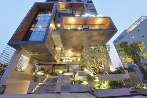 un edificio alto con escaleras delante en The Code Hotel & Spa Da Nang en Da Nang