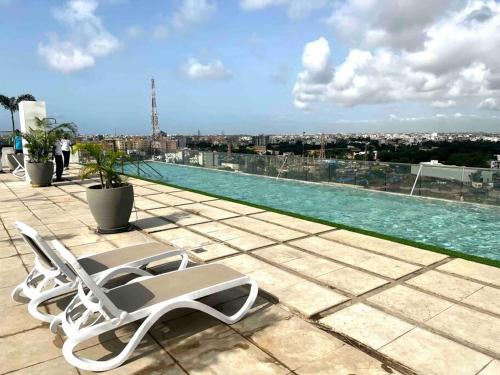 Luxurious Apt with Rooftop Pool