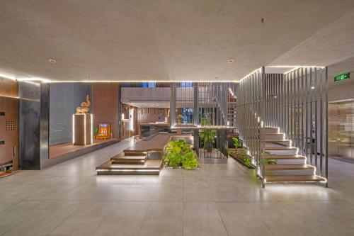 un vestíbulo con una escalera en un edificio en The Code Hotel & Spa Da Nang en Da Nang