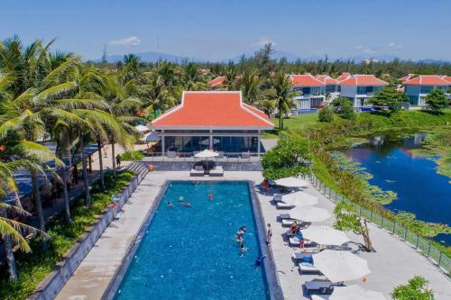 uma vista aérea de uma piscina num resort em Ocean Villa Pool Retreat In Da Nang em Da Nang