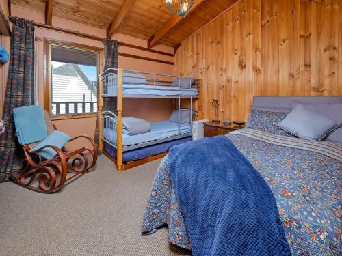 1 dormitorio con 1 cama, 1 silla y 1 ventana en Little Lodge en Kalkite