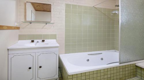 貝利戴爾的住宿－Nulla Nulla，浴室配有盥洗盆和浴缸。