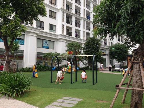 eine Gruppe von Kindern, die auf einem Spielplatz in einer Stadt spielen in der Unterkunft Park 12 Homestay in Hanoi